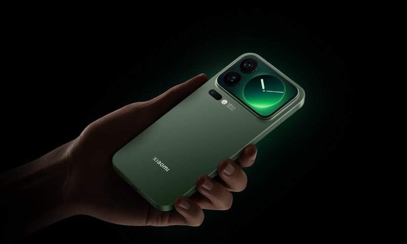Display sul retro del Pro, batteria gigante sul Pro Max.  (2,7" sul Pro, 2,9" sul Pro Max) da essere utilizzato per controllare le notifiche e interagire con le app.